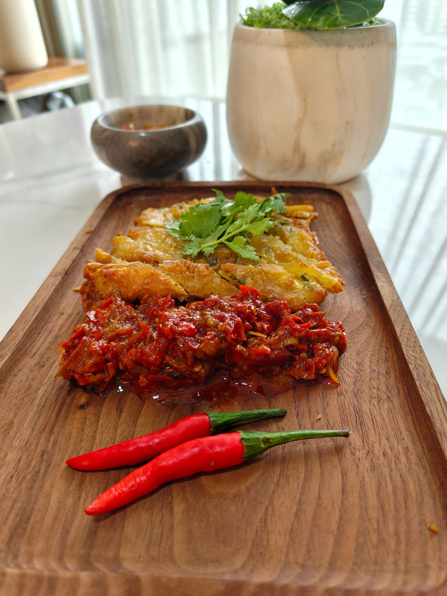 Samballicious sambal chili paste paired with grilled meat and chilies – a spicy IndoChili sauce from Singapore for nasi padang or BBQ meals